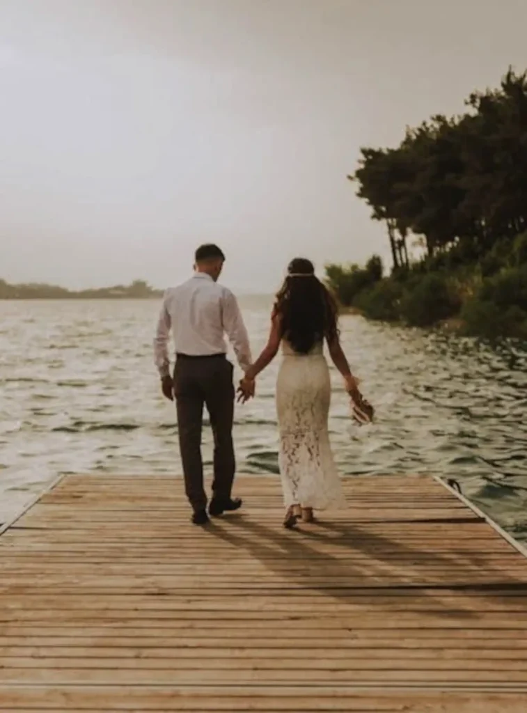 unvergessliche hochzeit Brautpaar HandInHand Strand