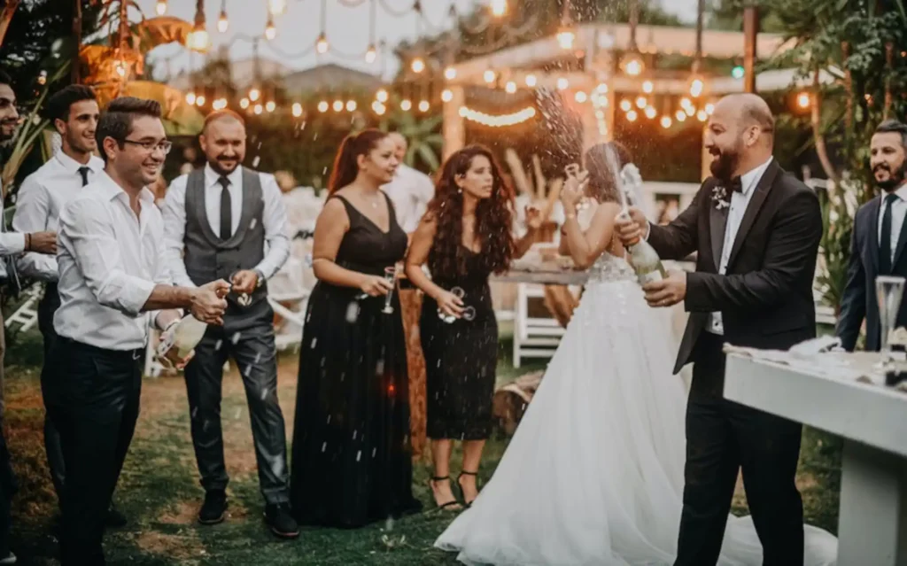 unvergessliche hochzeit hochzeitsgesellschaft feiern Champgner Garten